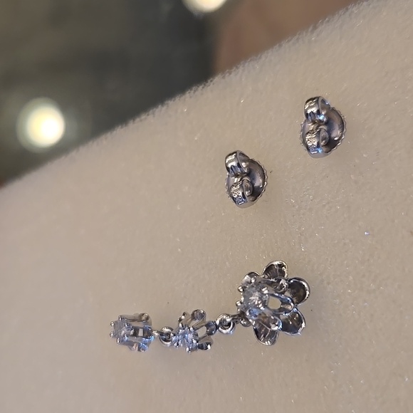 14KT Whitegold diamond dangling earrings with a flower design - Picture 4 of 5